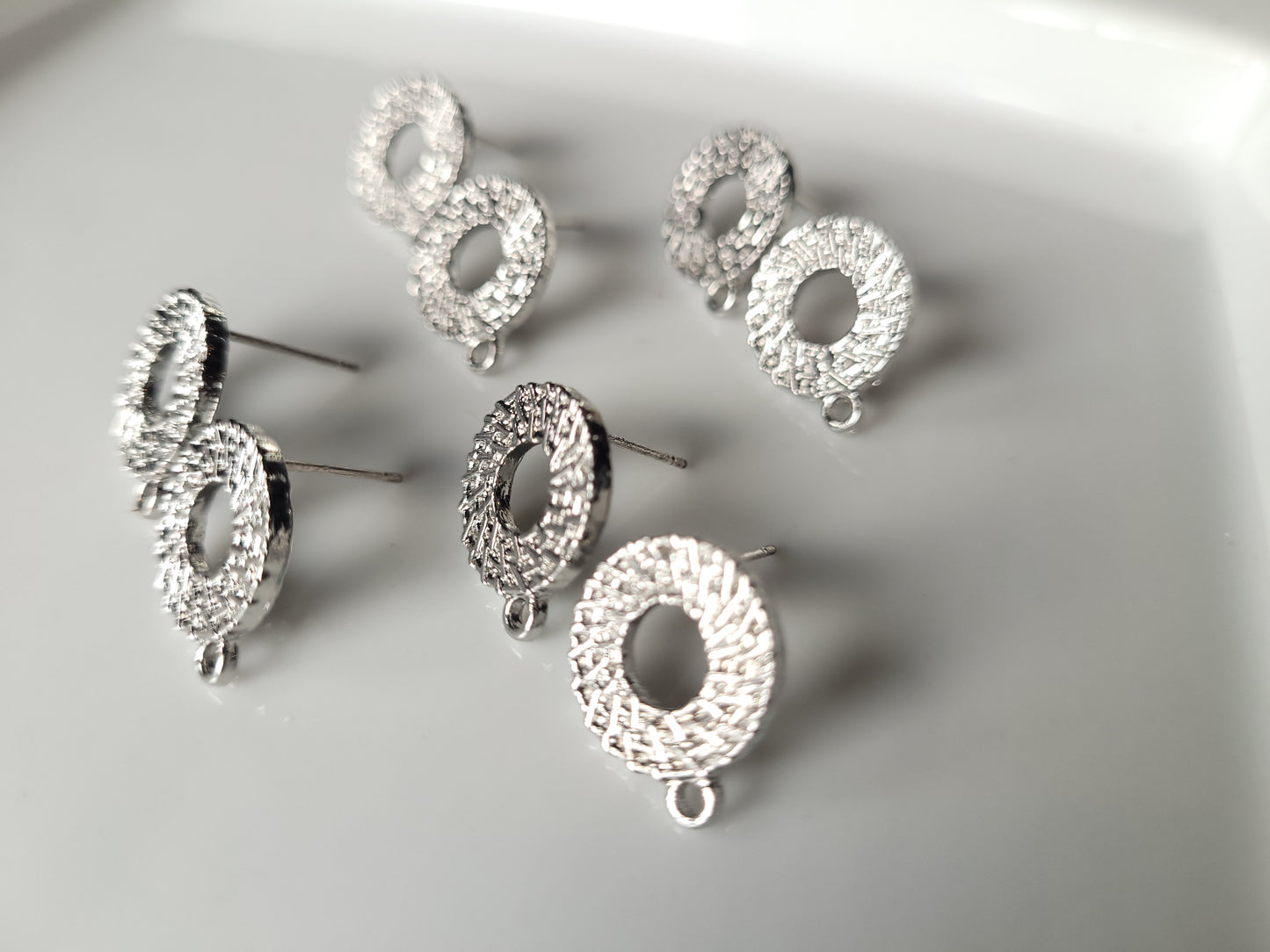 Studs - Open round Quantity: 8 pieces (4 pair)